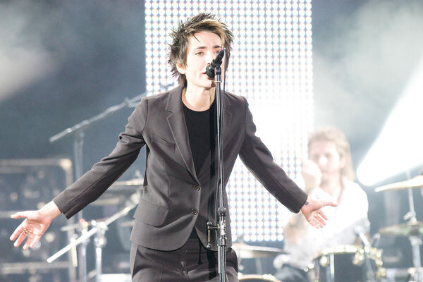 Второй альбом Земфиры «Прости меня моя любовь» вышел в 2000 году и стал самым продаваемым диском года (продажи превысили полтора миллиона экземпляров). Самые известные песни альбома — “Хочешь”, “Лондон” и “П.М.М.Л”. Песня «Искала» прозвучала в культовом «Брате 2». В 2010 году “Афиша” провела опрос среди молодых музыкантов, которые включили “Прости меня моя любовь” в топ-50 лучших русских альбомов всех времен.    
 
На фото: Земфира во время концерта, 2008 год / Alexei Pantsikov/Global Look Press   📷