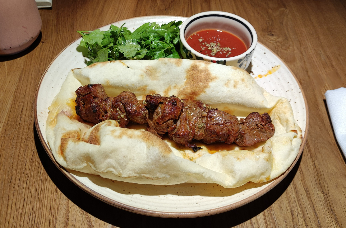 Шашлык из мраморной говядины с пряным сацебели