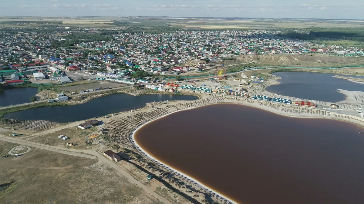 Вид сверху на озера. Фотография старая: сейчас на дамбе, разделяющей оз. Развал от оз. Дунино, стоят красивые большие павильоны, где можно вкусно покушать, сделать массаж и другие оздоровительные процедуры.