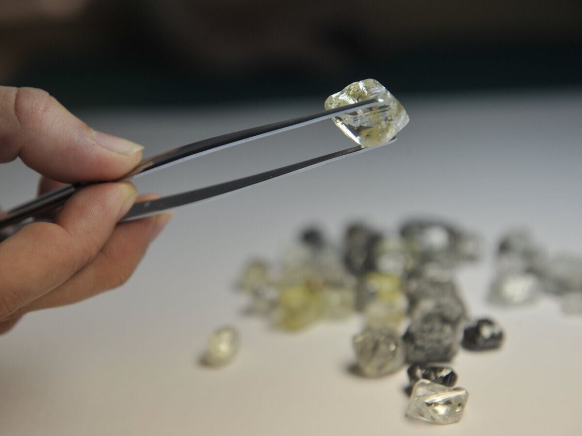    Центр сортировки алмазов акционерной компании "Алроса" в городе Мирный Республики Саха© РИА Новости / Александр Уткин