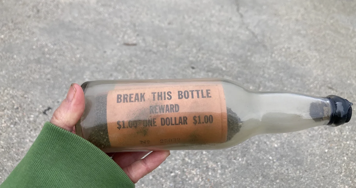 На берегу в США подобрали бутылку с запиской, которая была отправлена в свободное плавание ещё в 1961 году.-2