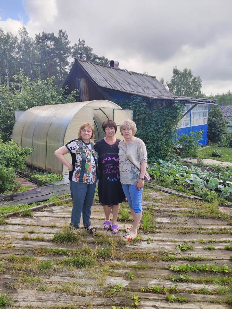Мои девчонки на фоне моей дачи))