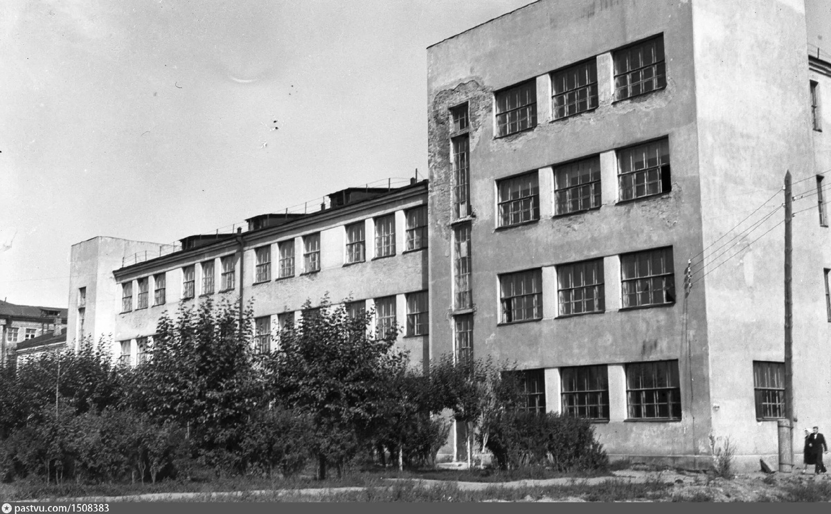Это техникум, вид с Белинского. Вход с Декабристов.