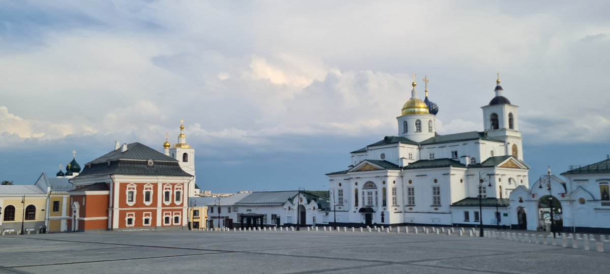 Свято-Николаевский монастырь и музей патриаршества - бывшая ратуша (слева здание кирпичного цвета)