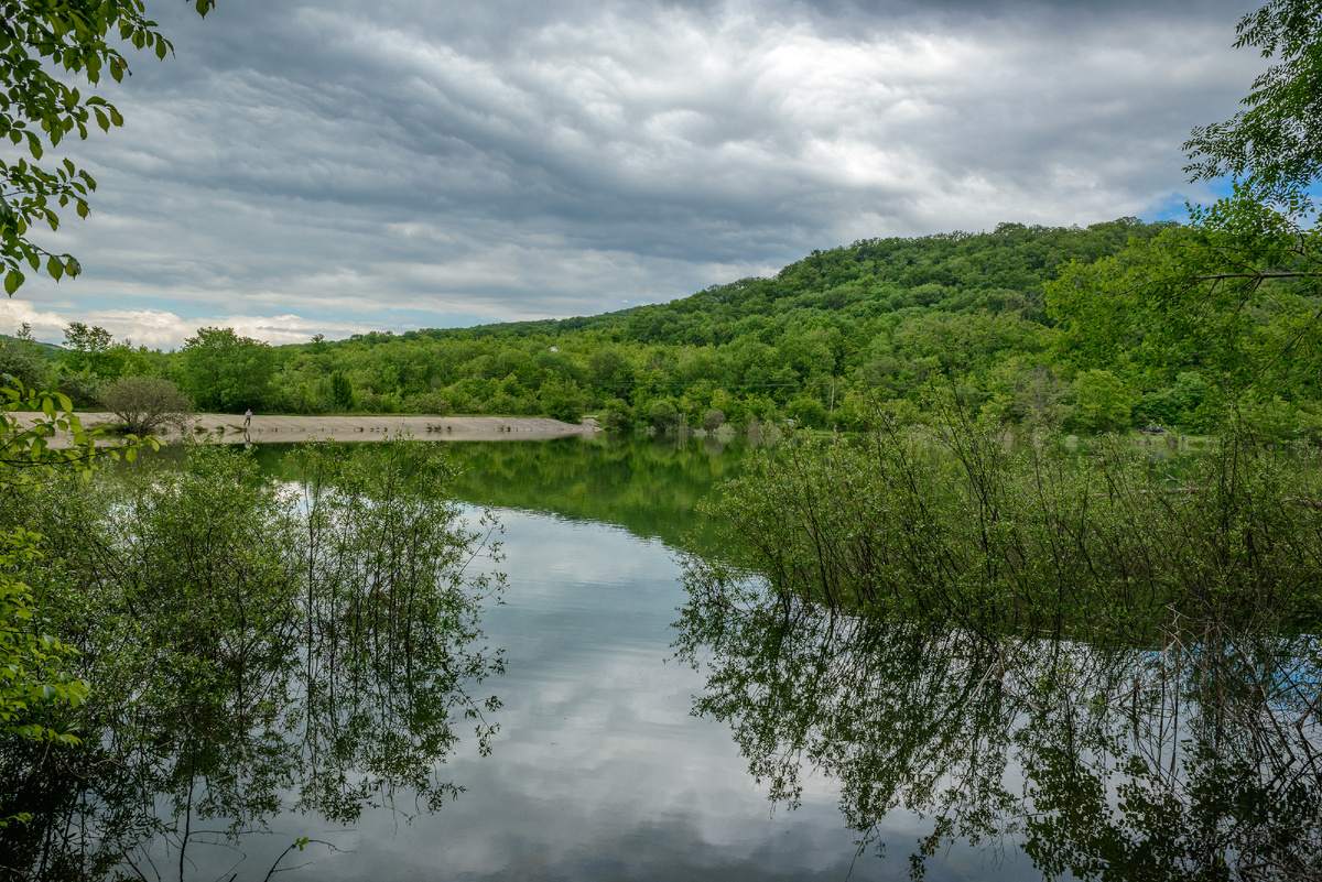 Озеро с дамбой.