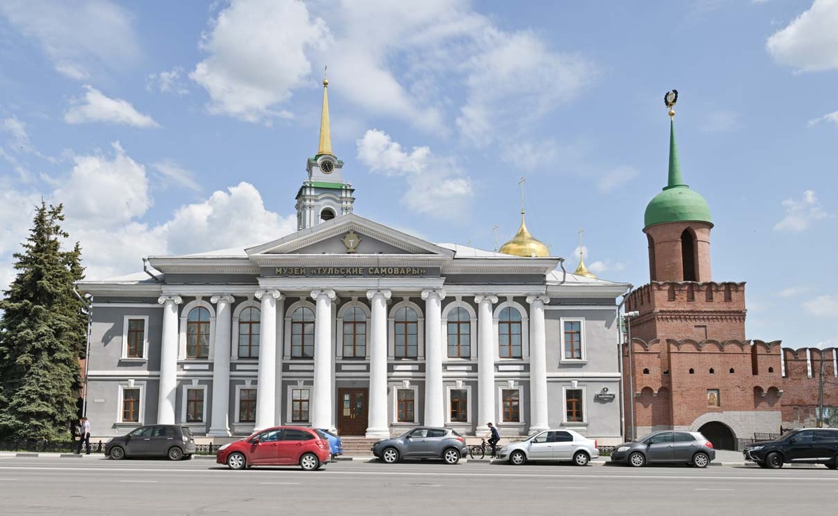 В двух шагах от Тульского кремля, в старинном здании бывшего Дома просветительских учреждений имени императора Александра II, можно познакомиться с самоварной историей