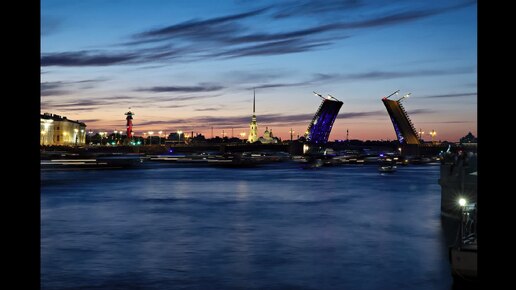 Разводка Дворцового моста в Санкт-Петербурге в белые ночи