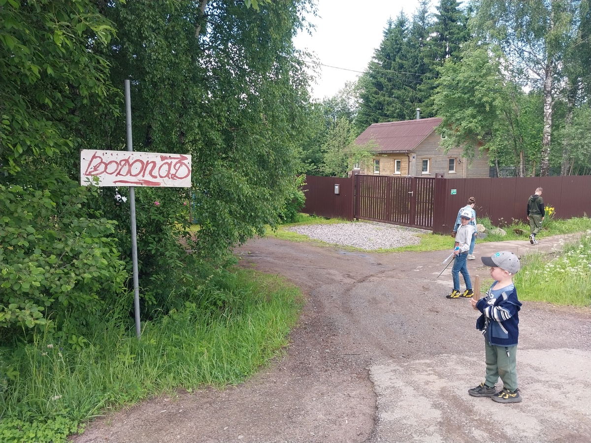 В деревне Горчаковщина вход к водопаду помечен вот таким знаком... Парковка небольшая, машина на десять. От знака топать к водопаду минут 10...