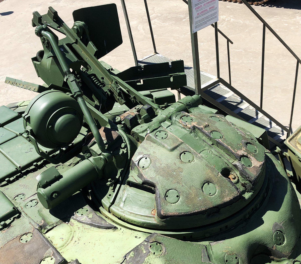 Командирская башенка . Слева- головная часть зенитного прицела ПЗУ-5; над ним ИК-осветитель ОУ-3ГА; правее- тяга, соединяющая прицел с ЗПУ ; с другой стороны -кронштейн крепления патронной коробки; над ним- ограждение электроблока.