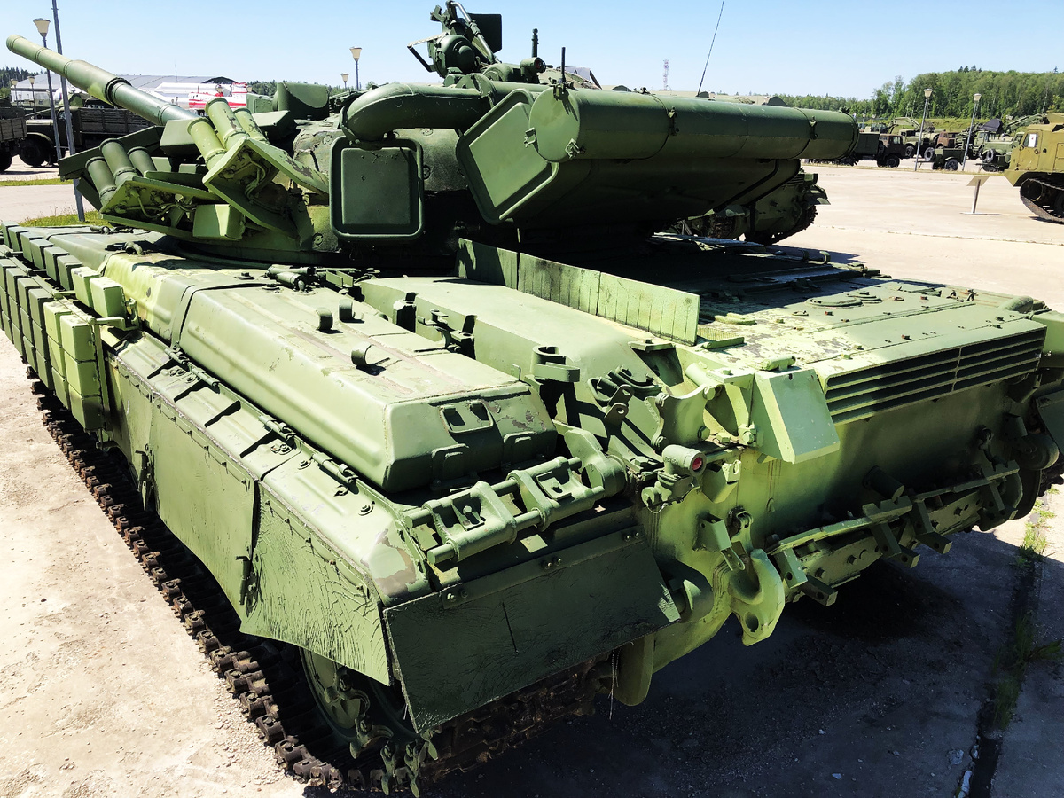 В кормовой части башни крепятся короба с изолирующими противогазами АТ-1: один между консолью дымовых гранатометов и ящиком ОПВТ; еще два -по бокам ящика ОПВТ. На заднем топливном баке видны кронштейны для укладки буксировочного троса.