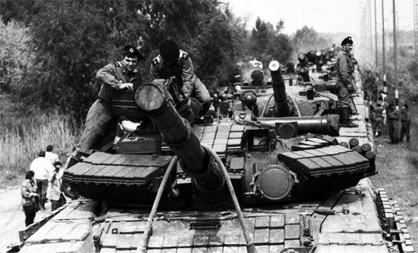 Вывод Советских Войск из Венгрии. ЮГВ, апрель 1989. За Т-64БВ стоит Т-64АК.