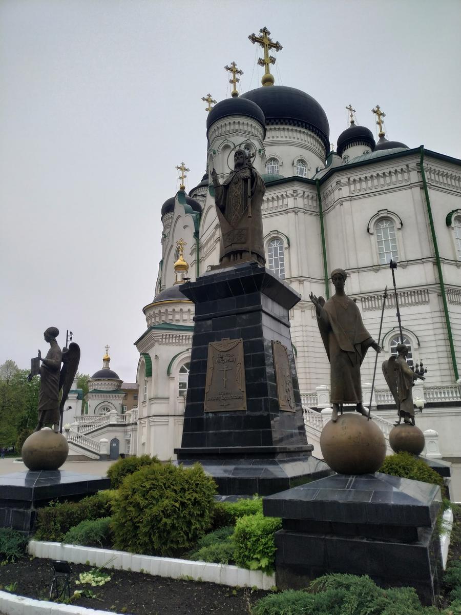 Памятник первому епископу Воронежскому святителю Митрофанию в Первомайском сквере 30.04.2023. © Фотограф Семененко А. А. Ссылка обязательна.