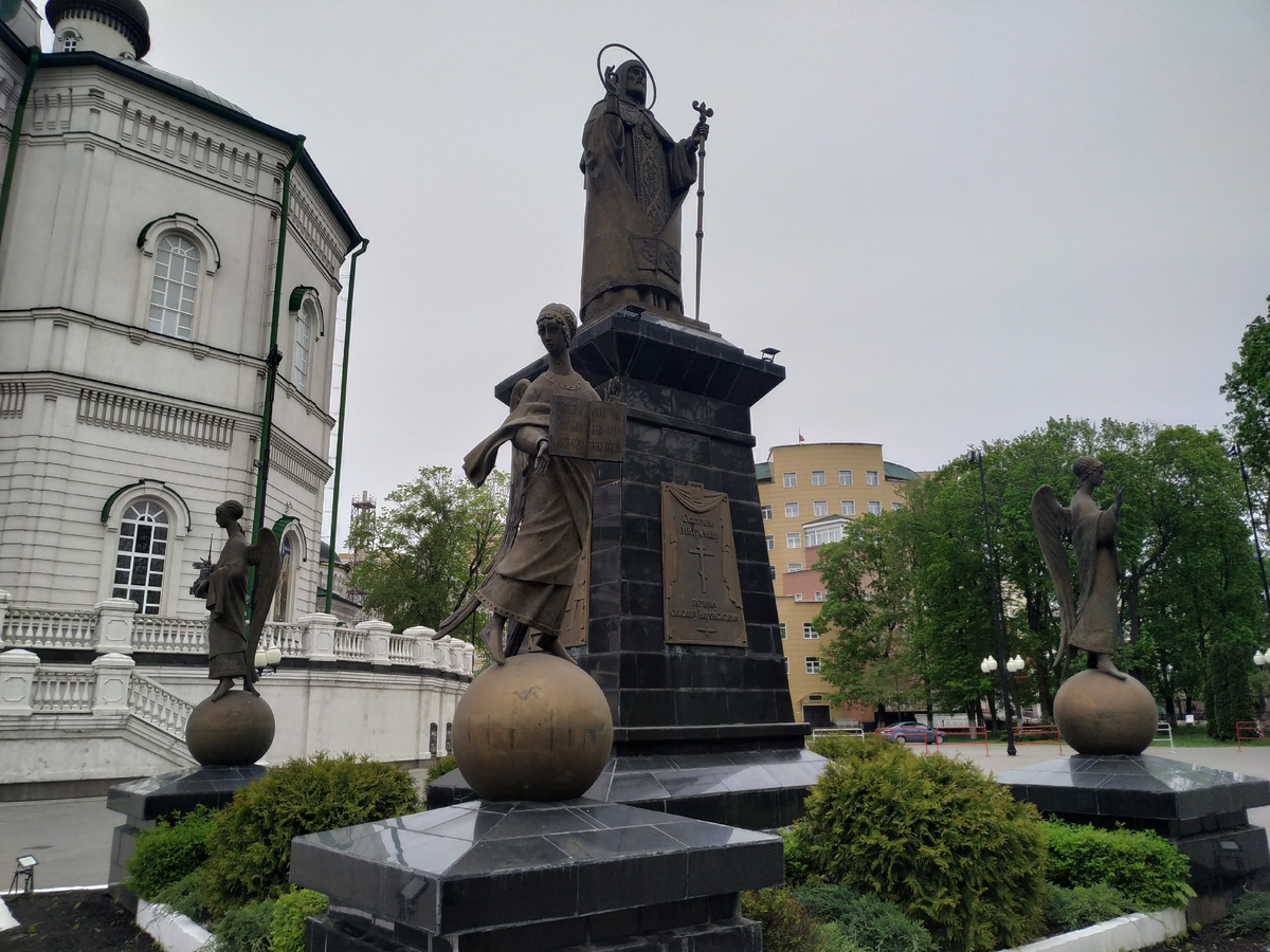 Памятник первому епископу Воронежскому святителю Митрофанию в Первомайском сквере 30.04.2023. © Фотограф Семененко А. А. Ссылка обязательна.