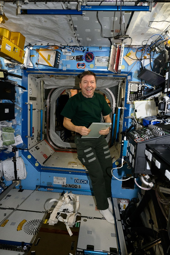 Майкл Баррат в Узловом модуле Harmony. Фото: nasa.blog.com 