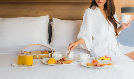 Большинство отелей предлагают ту или иную форму завтрака для своих постояльцев. Поесть, не тратя времени на поиски сторонних ресторанов, удобно и зачастую практично.