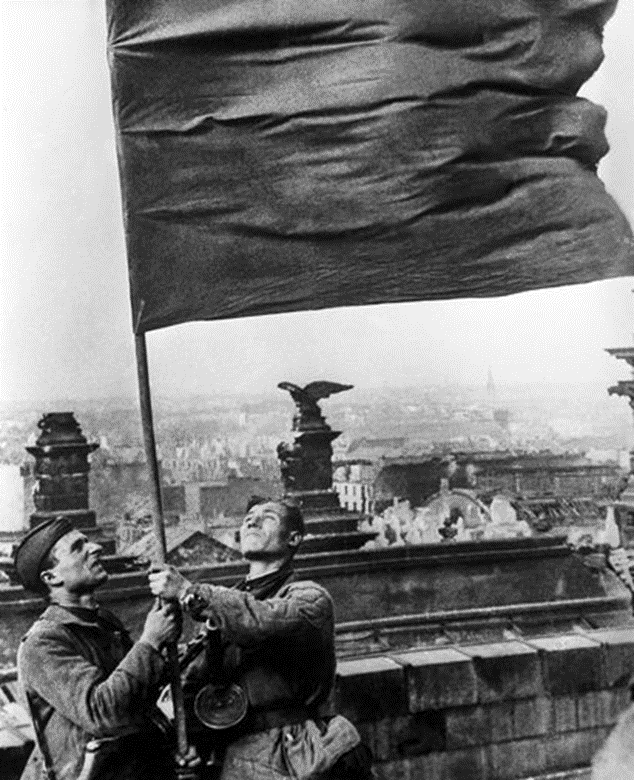 Разведчики М.Кантария (слева) и М.Егоров устанавливают Знамя Победы на крыше Рейхстага, 1 мая 1945 года
