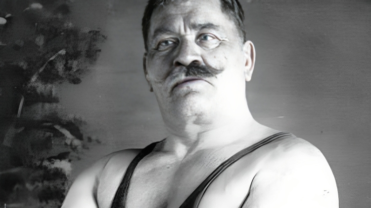 Кстати, Иван Поддубный – выходец из портовых грузчиков, никогда не выпускал из своих рук чугунную трость весом в 16 килограмм.
