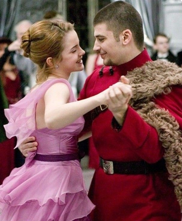 Гермиона Грейнджер и Виктор Крам на святочном балу (у Гермионы, кстати, в оригинале было нежное голубое платье)
