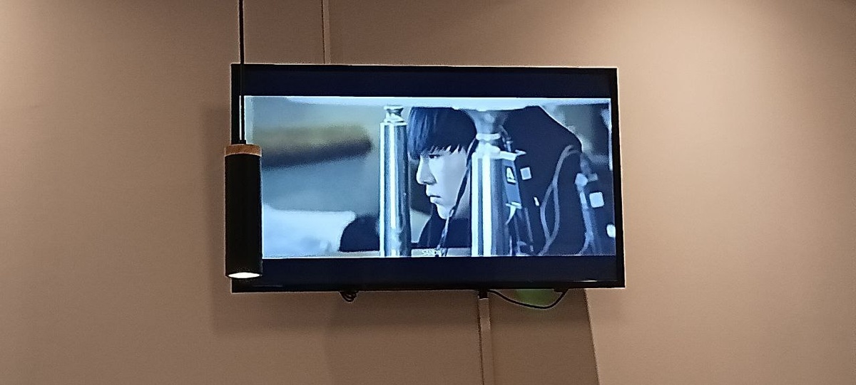 Он такой задумчивый, истинный творец 