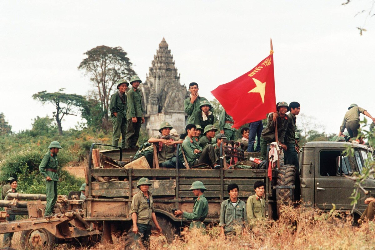 Этот год начался с поражения США во вьетнамской войне. После 8 лет вливаний миллионов долларов и американских дивизий, Южный Вьетнам проигрывает Северному,  который поддерживает СССР и Китай.