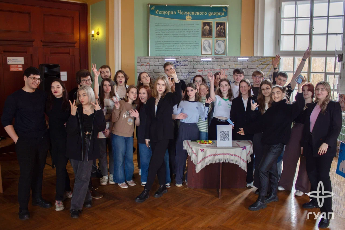 Анна Юрьевна Петрова, куратор выставки, старший преподаватель кафедры рекламы и современных коммуникаций, специалист по связям с общественностью и студенты-рекламисты 3 курса ГУАП, организовавшие мероприятие