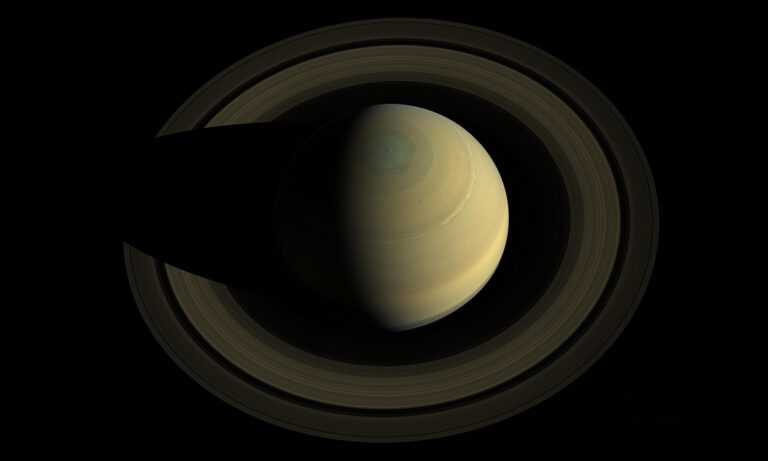 Вид на Северный полюс Сатурна с борта зонда Cassini. Источник: NASA /J PL-Caltech / SSI / Cornell 