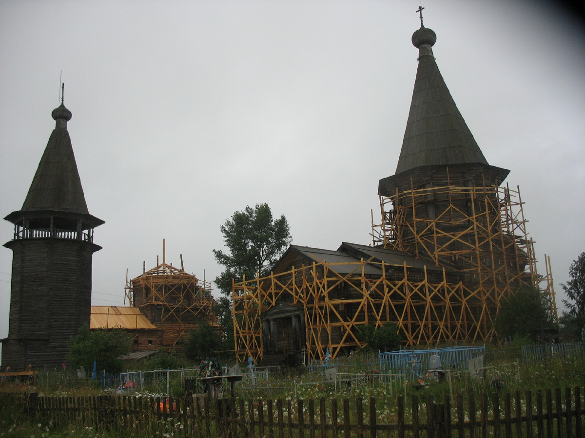 Фото из архива 2008 года. Виден весь тройной ансамбль