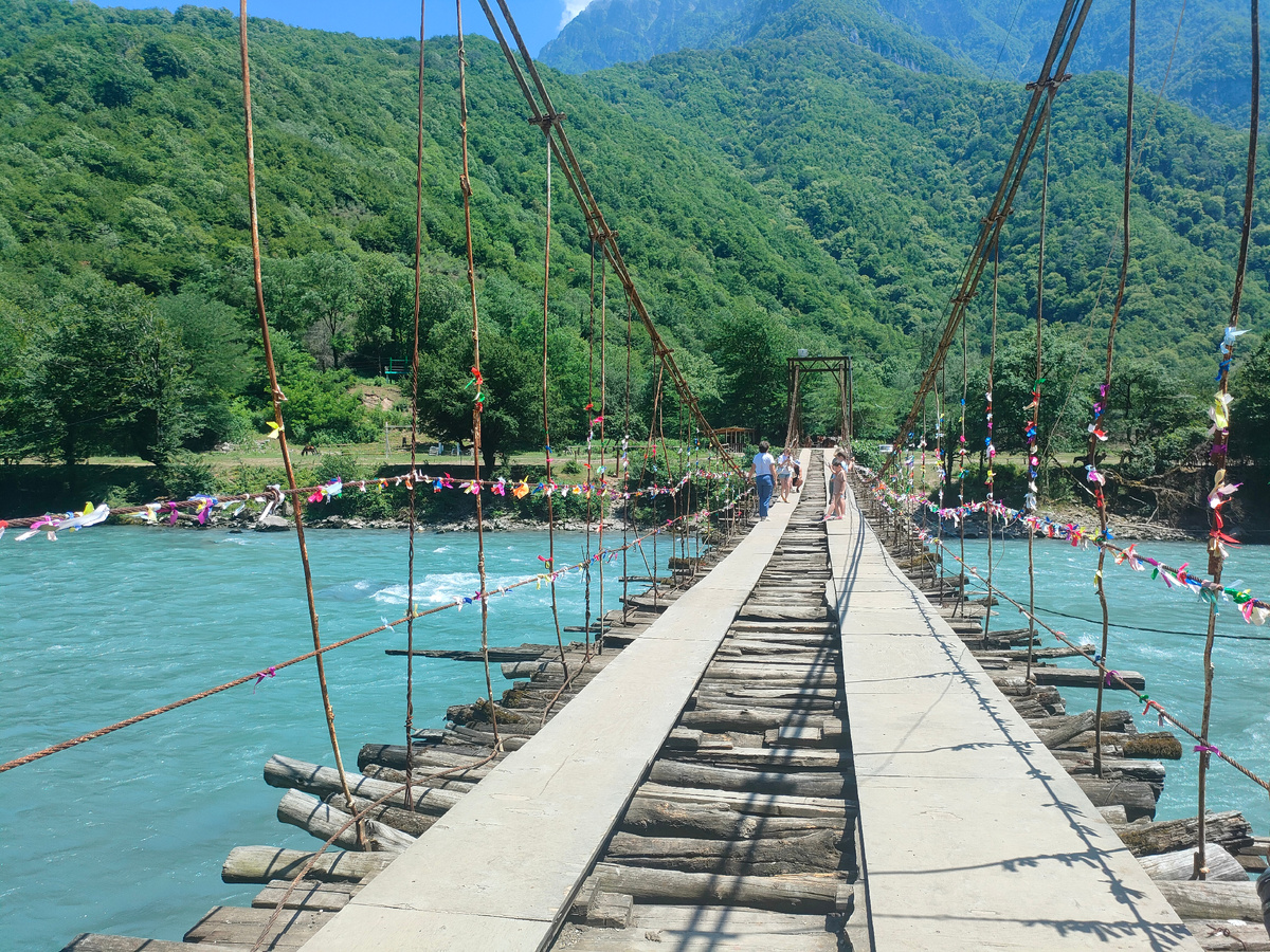 Висячий мост над рекой Бзыбь, фото автора 
