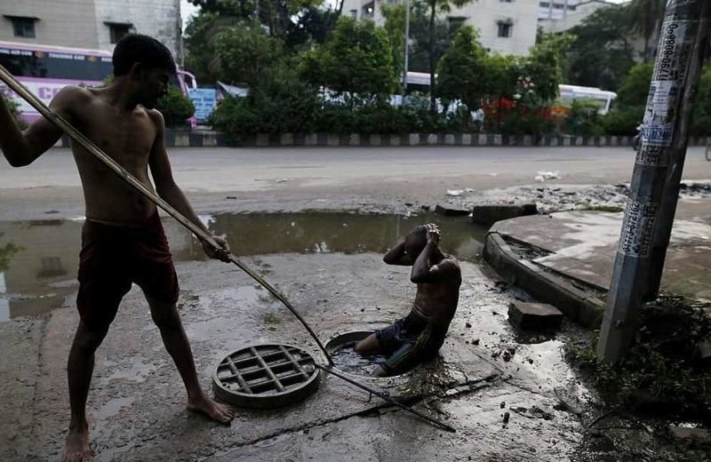 Чистильщик канализаций в Индии 