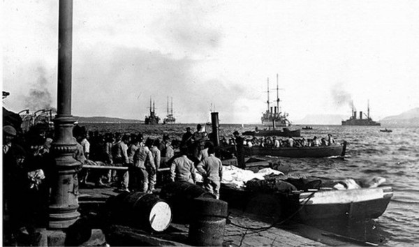    Перевозка раненых мессинцев, жертв землетрясения, на русские корабли Фото: Общественное достояние