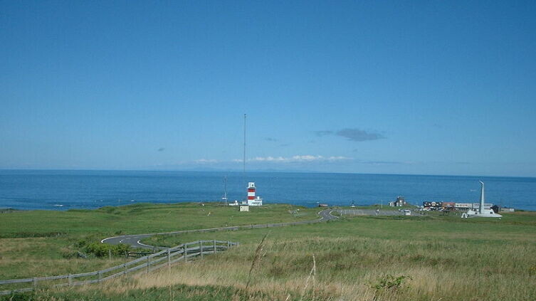    Вид на остров Сахалин с японского берега Фото: 100yen. Собственная работа, по лицензии CC BY-SA 3.0