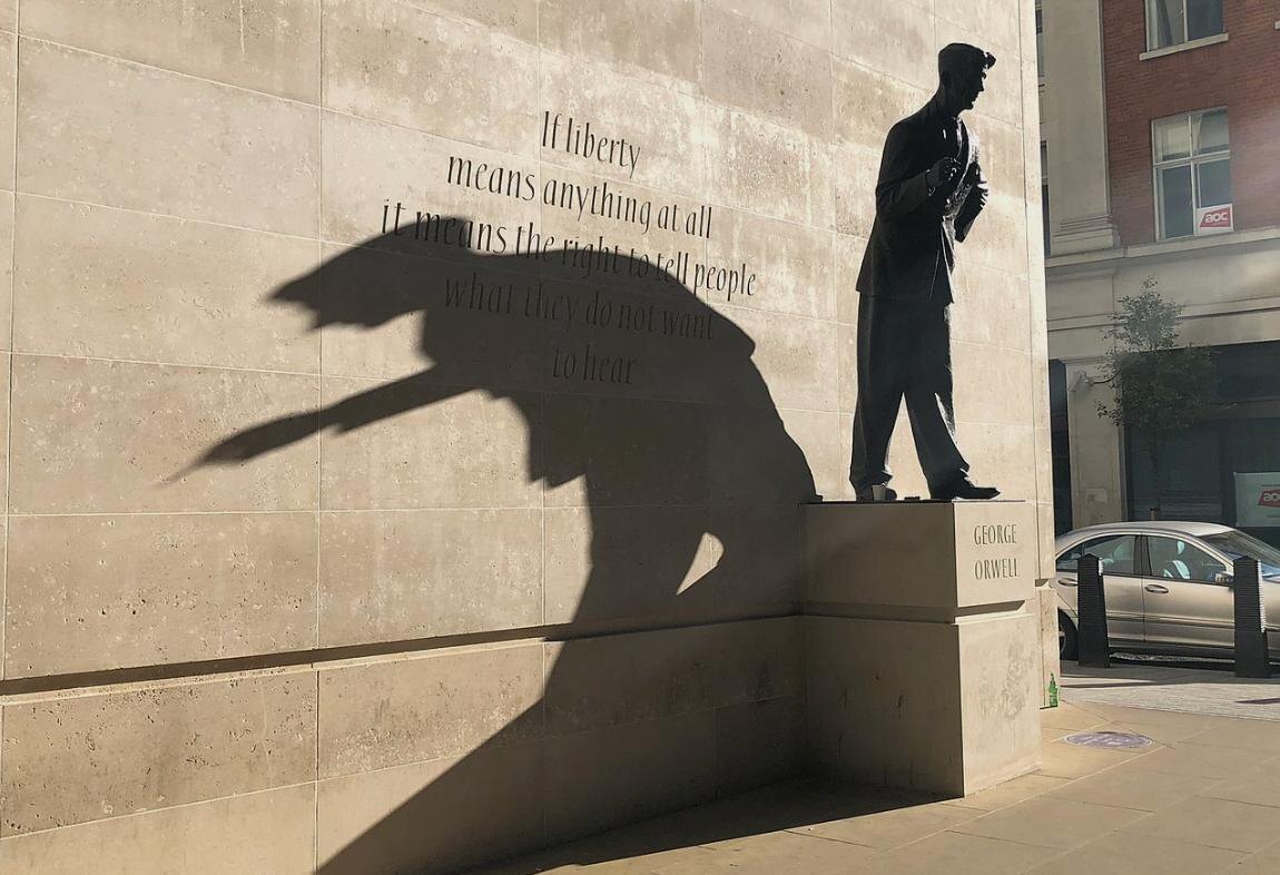   Статуя Джорджа Оруэлла возле Дома радиовещания в Лондоне. ото: Ben Sutherland, по лицензии CC BY-SA 2.0