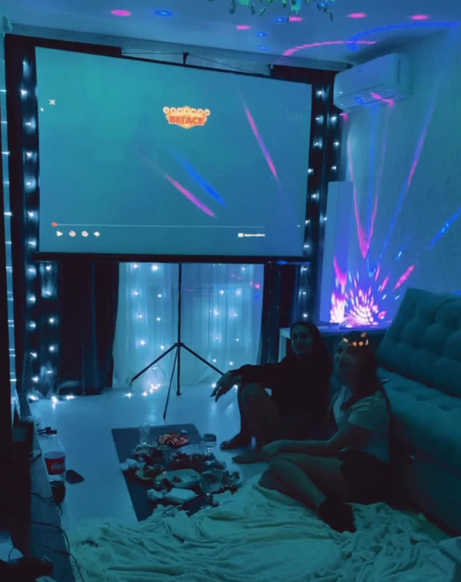 Фото из личного архива. Вот такой кинопоказ я устраивала у себя дома.