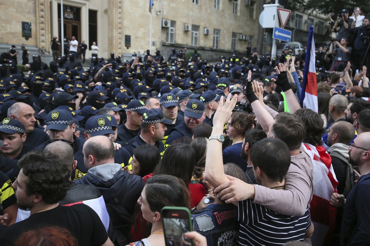     Полицейский кордон в центре Тбилиси / AP Photo/Zurab Tsertsvadze)