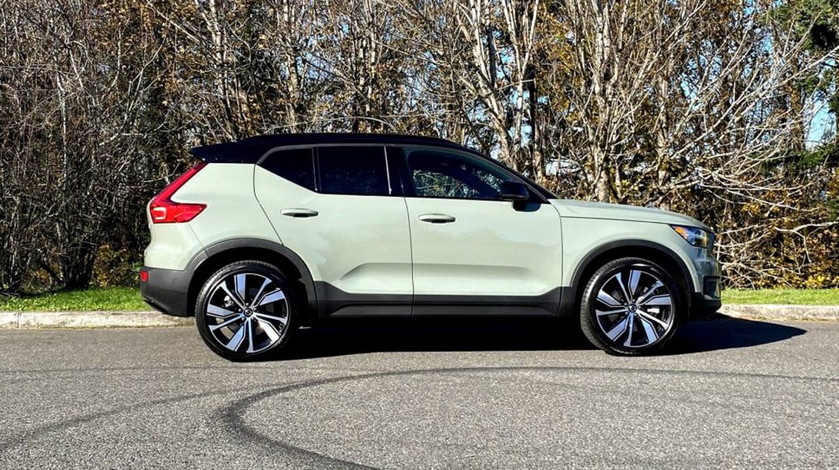 Боковая часть Volvo XC40 Recharge. Источник фото - Яндекс картинки 