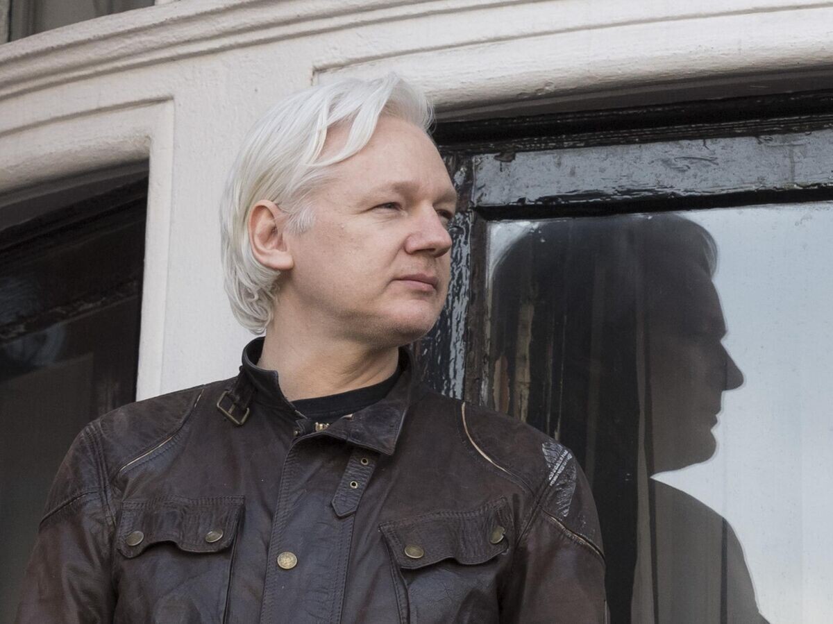    Сооснователь WikiLeaks Джулиан Ассанж на балконе здания посольства Эквадора в Лондоне© РИА Новости / Алекс Макнотон