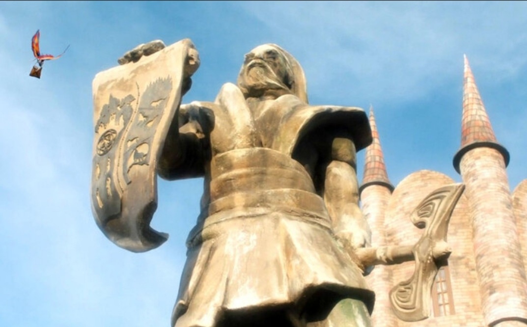 Памятник Волкобою и бабочка Печкин