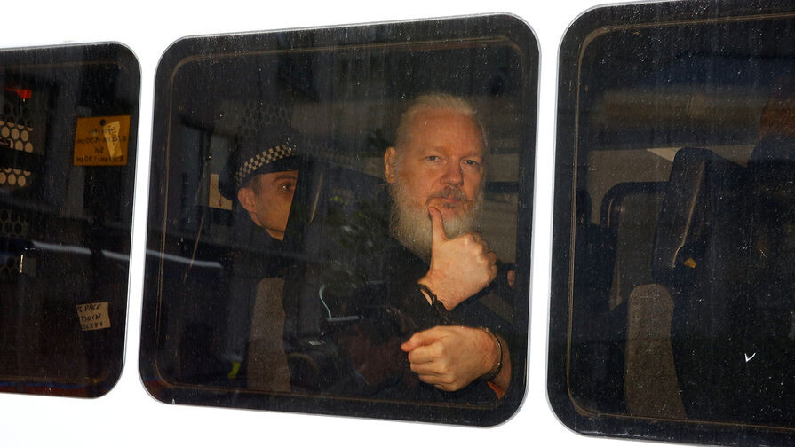    Основатель WikiLeaks Джулиан Ассанж в полицейском автомобиле после ареста в посольстве Эквадора в Лондоне, 11 апреля 2019 года / Henry Nicholls/Reuters