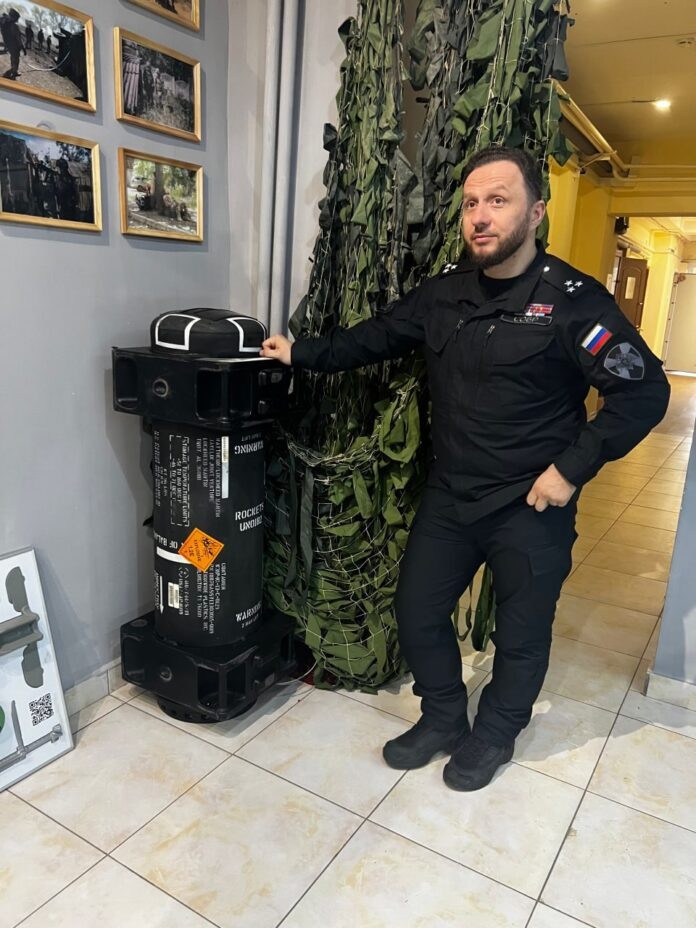 «Директор музея» полковник Максим Малышев с футляром гранатом¸та NLAW.