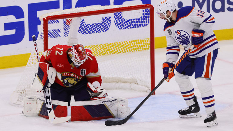    Вратарь «Флориды» Сергей Бобровский и нападающий «Эдмонтона» Зак Хайман. USA Today Sports