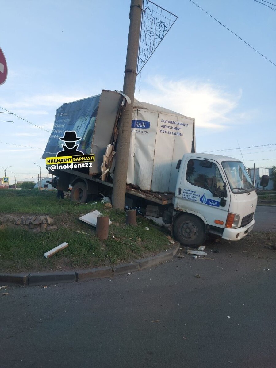    ДТП с грузовиком на пр. Строителей. Источник: t.me/incident22