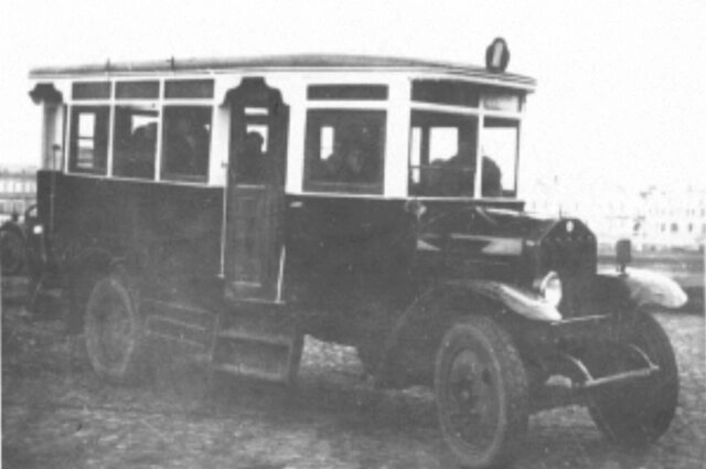    Один из первых пассажирских автобусов в городе Омске на шасси «Лянча-Эптайота» (Италия) с кузовом московского АМО. Омск, 1926-1927 год. Фото: Исторический архив Омской области