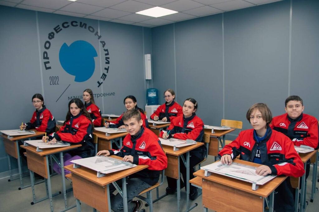    В Орске и Новотроицке на базе техникумов в 2025 году создадут два кластера «Профессионалитета»