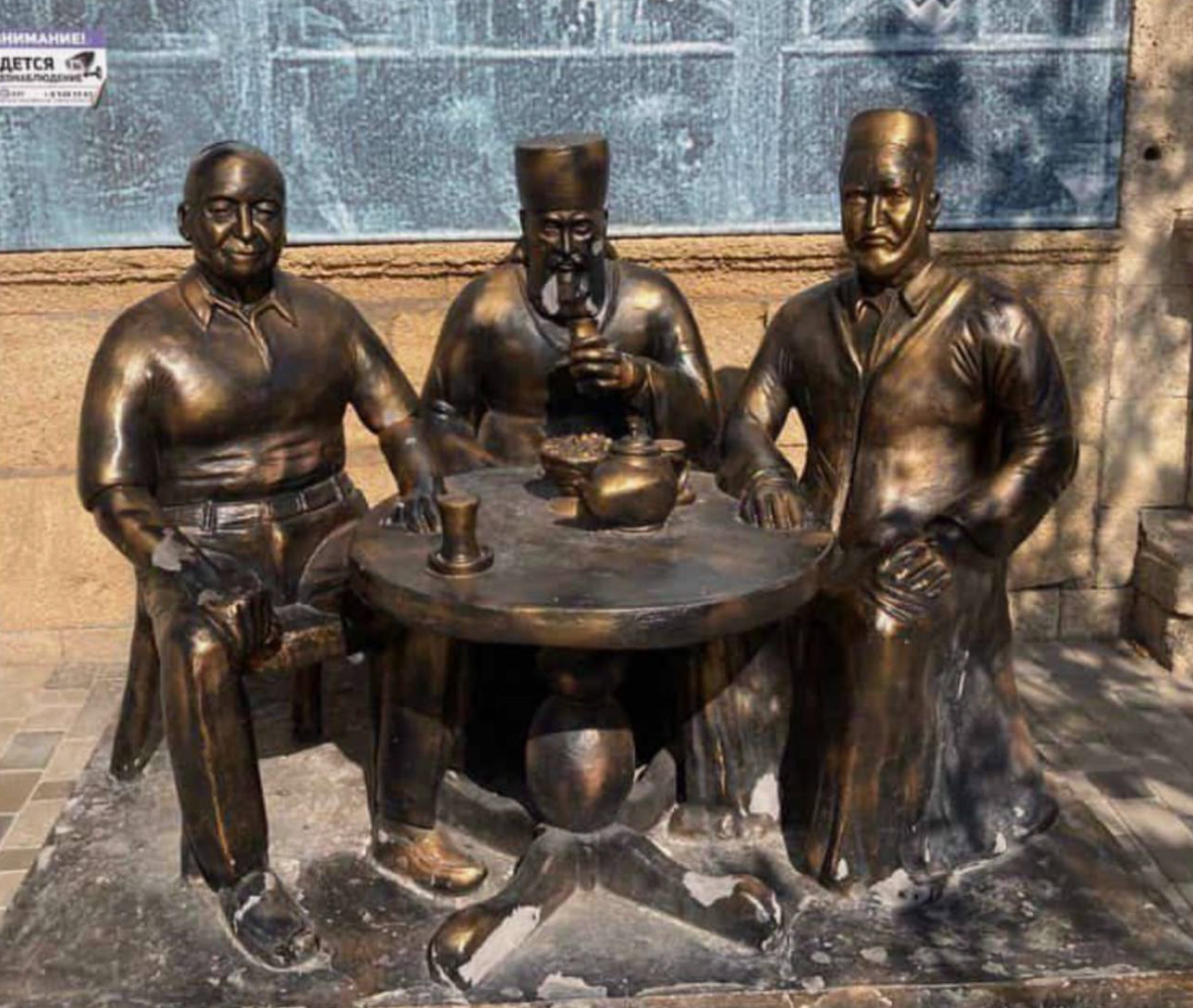 ФОТО ЯНДЕКС-КАРТИНКИ. ДЕРБЕНТ. ПАМЯТНИК ТРЕХ РЕЛИГИЙ.