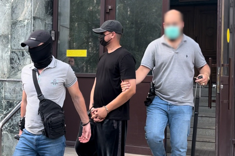    19 июня Хасаншина задержали. Оказалось, что из Дубая он вернулся на родину: оперативники МВД по РТ «приняли» его в родном Лениногорске поздним вечером. 21 июня привезли в Вахитовский суд Казани для избрания меры пресечения.   
Фото: Альбина Фархутдинова