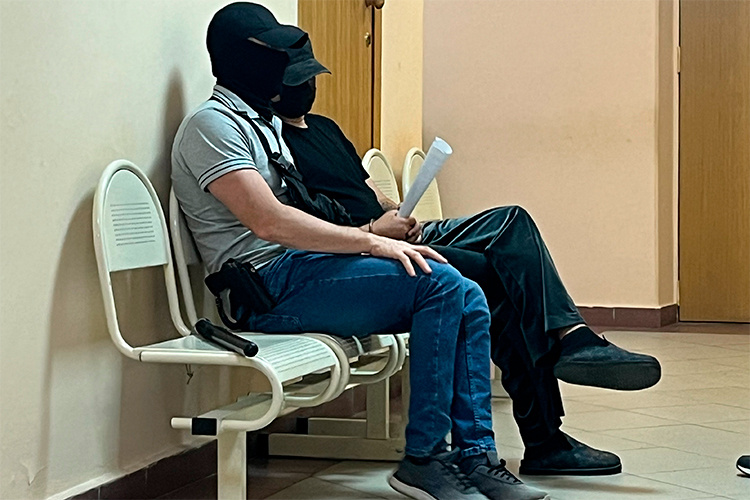    Одет Хасаншин был в черную одежду и тапочки Louis Vuitton.   
Фото: Альбина Фархутдинова