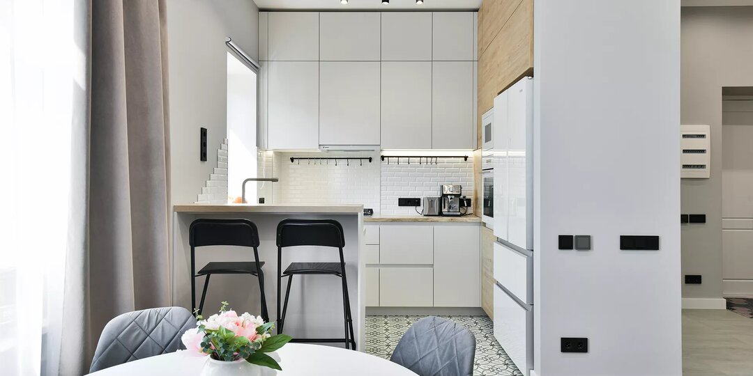 Дизайн кухни-гостиной в светлых тонах