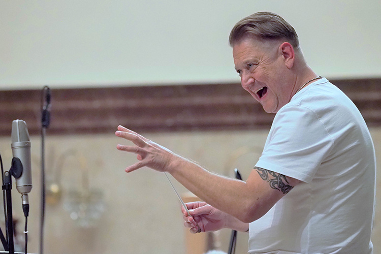    Александр Сладковский: «Поставив яркую точку в сезоне с Денисом Мацуевым на «Белой сирени», оркестр за считаные дни записал пять фортепианных концертов Прокофьева с Сергеем Давыдченко, финал Четвертой симфонии Малера с Альбиной Шагимуратовой и музыку Эльмира Низамова».   
Фото предоставлено ГАСО РТ