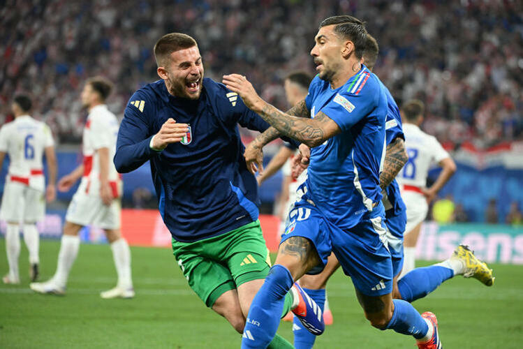    Итальянцев спас Маттиа Дзакканьи, забив на 90 + 8-й минуте.   
Фото: Daniel Dal Zennaro, Keystone Press Agency, globallookpress.com