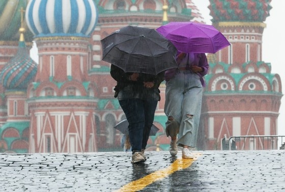 Облачная погода с прояснениями и небольшой кратковременный дождь ожидаются в Москве во вторник, 25 июня, сообщает Гидрометцентр. Отмечается, что воздух в городе прогреется до +24 градусов.